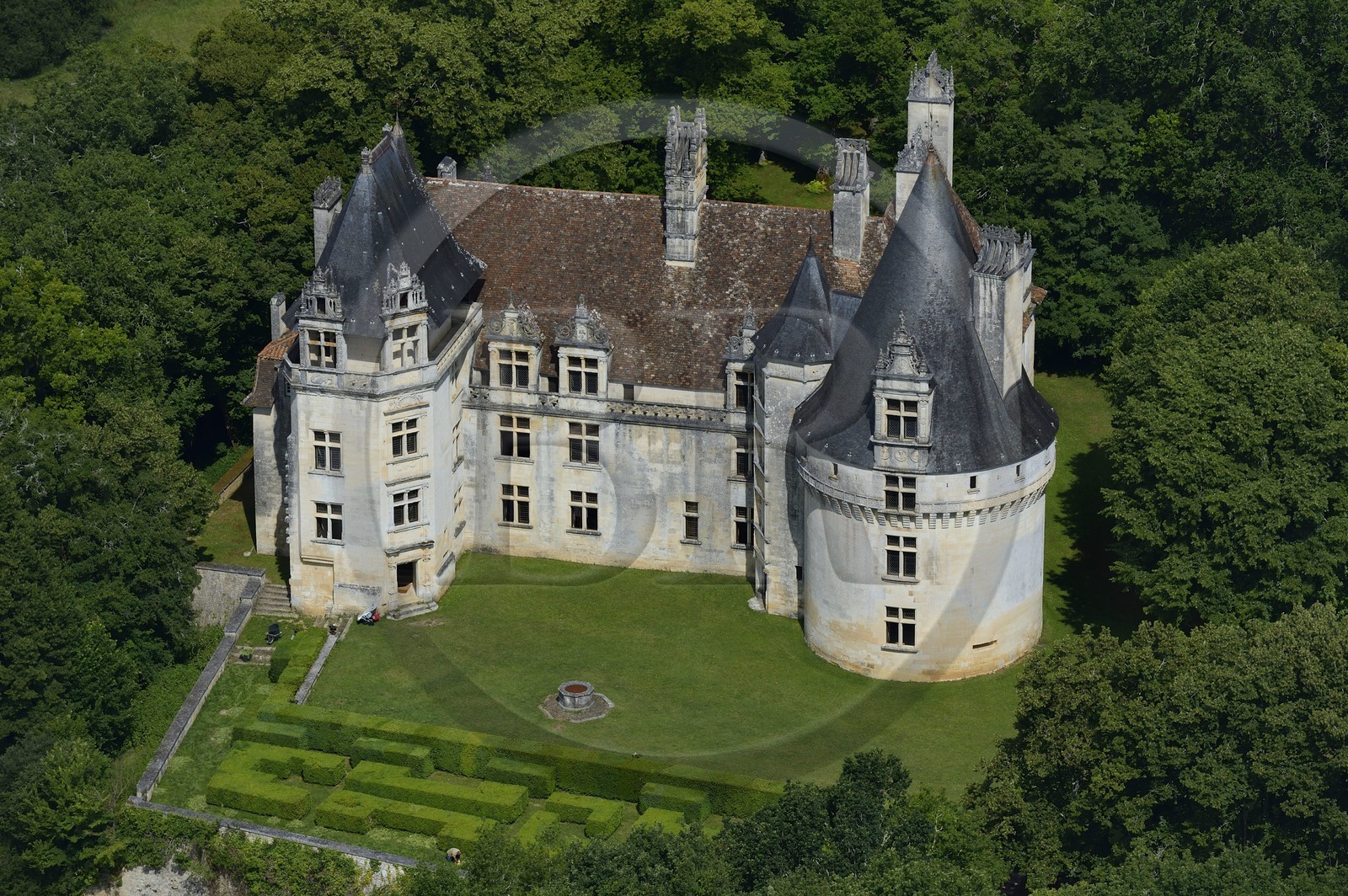 France, Dordogne (24), Périgord Vert, Villars, Chateau de Puyguilhem (vue aérienne)