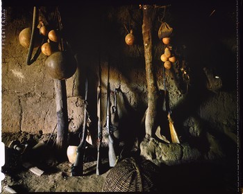 Burkina Faso, province de Poni, pays des Lobi, région de Loropéni, Lacar, pièce d'entrée de la maison avec fusils à poudre, chaque famille Lobi dispose d'un petit arsenal toujours prêt à servir pour faire face à une éventuelle attaque de la maison ou du village