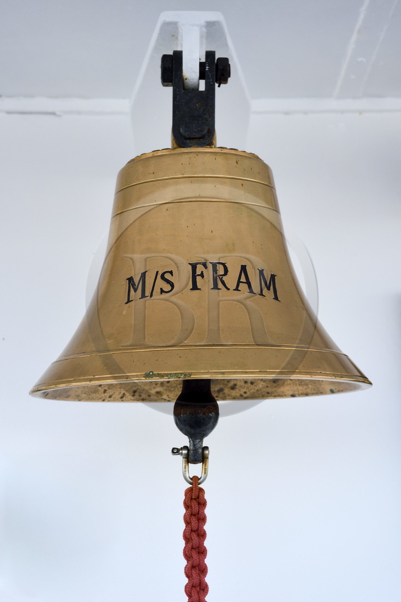 Groenland, cote ouest, la cloche du bateau de croisière MS Fram de la compagnie Hurtigruten