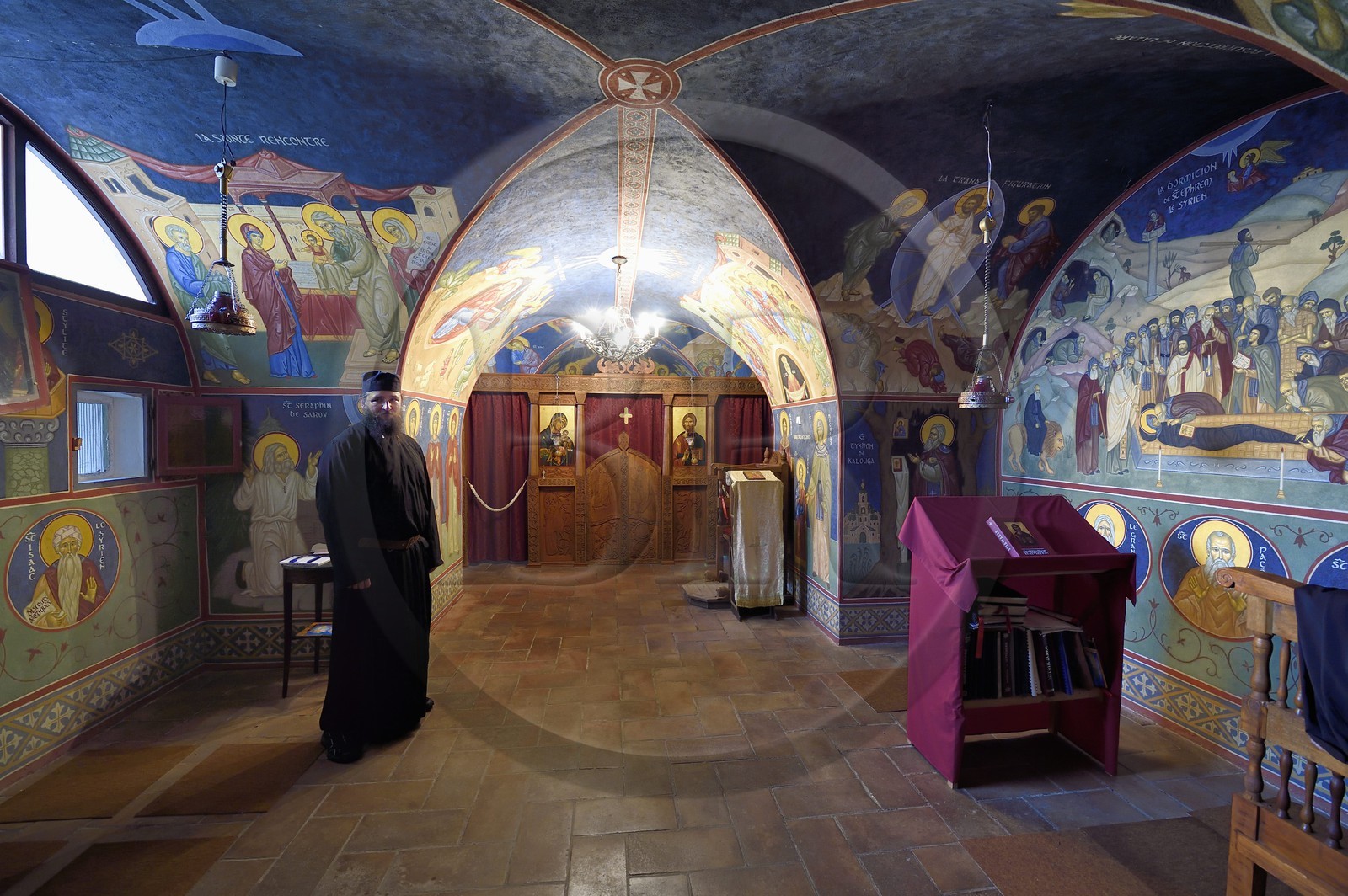 France, Var (83), Iles d'Hyères, parc national de Port Cros, Ile de Porquerolles, le Monastère orthodoxe Sainte-Marie dans l'ancien fort de la Repentance, Père Pantelimon dans l'église aménagée dans une ancienne réserve voutée