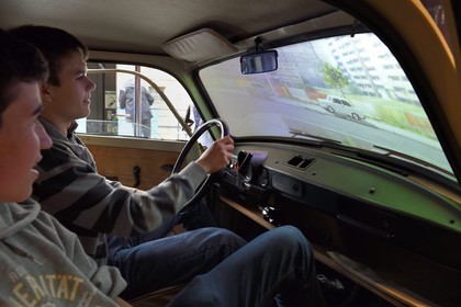 Allemagne, Berlin, DDR Museum, musée ouvert en 2006 et retraçant l'histoire de la vie quotidienne dans l'ancienne République démocratique allemande (RDA), adolescents conduisant virtuellement une Trabant