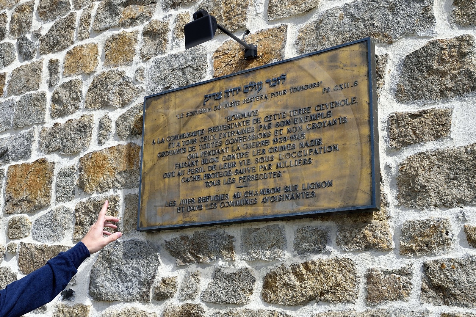 France, Haute-Loire (43), Chambon-sur-Lignon, plaque sur le Lieu de mémoire destiné à mettre en valeur l'attitude des habitants du Chambon et des alentours dans l'accueil et le sauvetage des juifs pendant l'Occupation, reconnus comme Justes parmi les nations