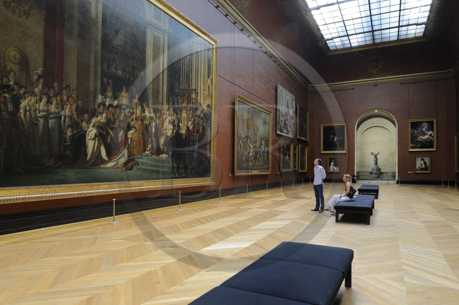 France, Paris (75), Musée du Louvre, le tableau Sacre de l'empereur Napoléon Ier et couronnement de l'impératrice Joséphine dans la cathédrale Notre-Dame de Paris par David et la Victoire de Samothrace au fond
