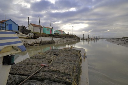 France, Charente-Maritime (17), Ile d'Oléron, le chenal d'Ors, chaland à huîtres dans le port ostréicole