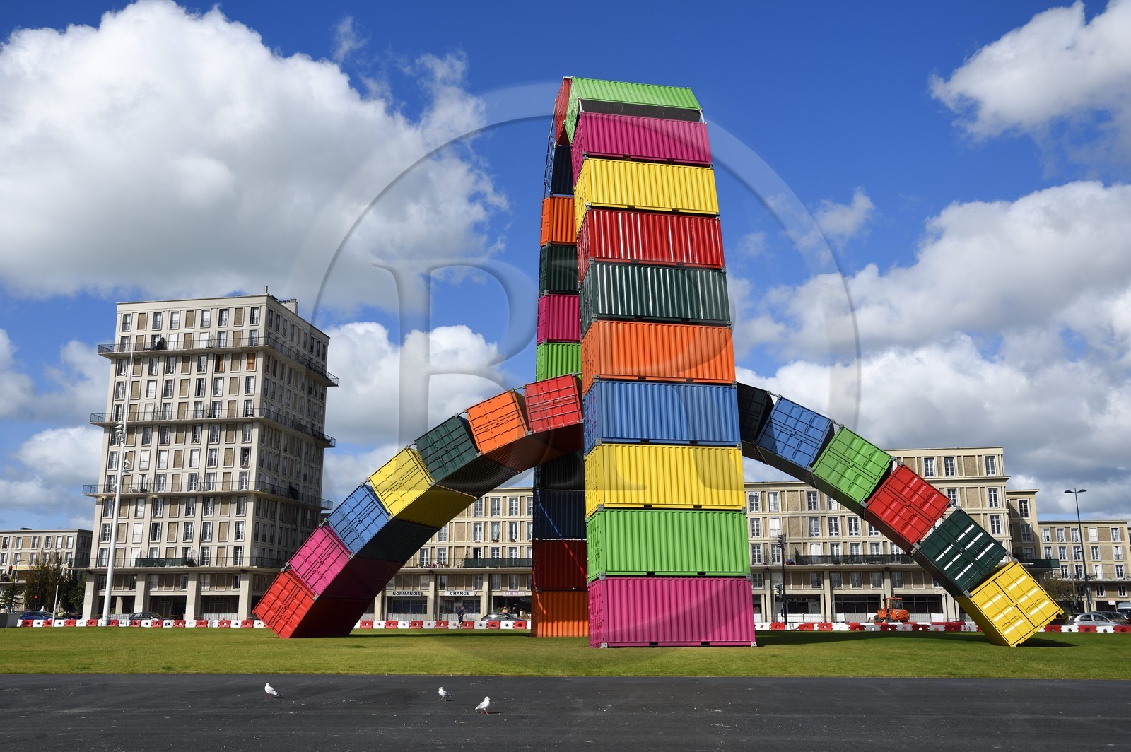 France, Seine-Maritime (76), Le Havre, Centre-ville reconstruit du Havre par Auguste Perret classé Patrimoine Mondial de l'UNESCO, quai de Southampton, Catène de containers oeuvre de Vincent Ganivet (© ADAGP)