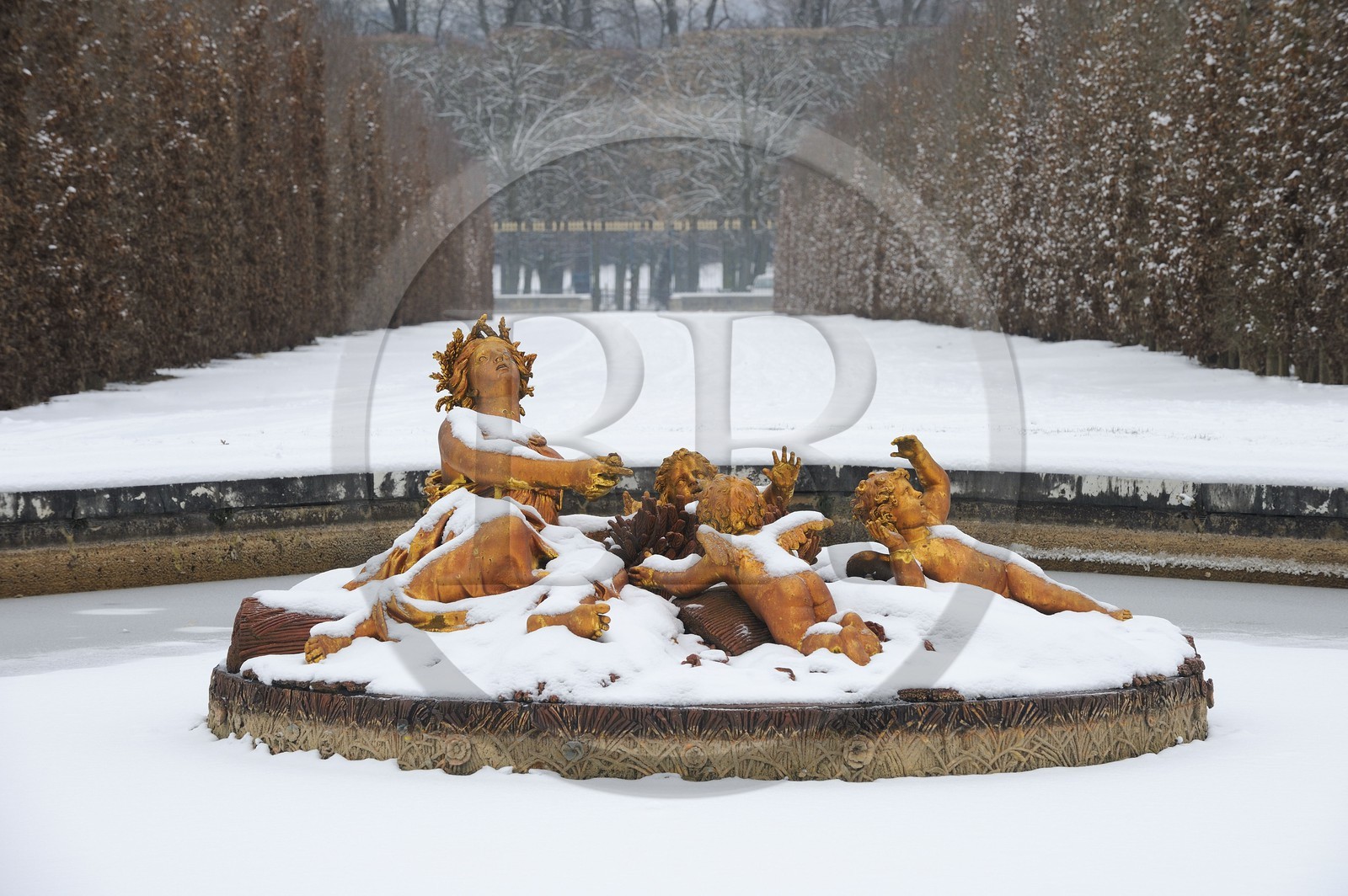 France, Yvelines (78), parc du château de Versailles sous la neige, classé Patrimoine Mondial de l'UNESCO, bassin de Cérès aussi appellé de l'été oeuvre de Regnaudin en hiver