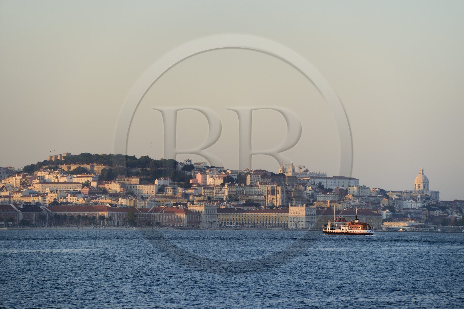 Portugal, Lisbonne, ferry sur le fleuve Tage (Rio Tejo) et le centre historique en arrière-plan