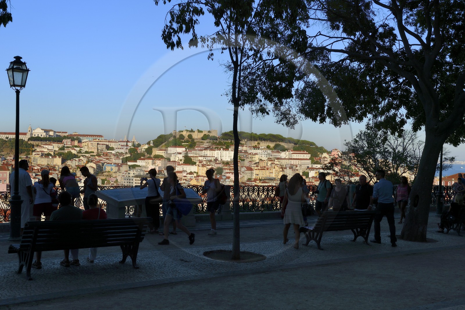 Portugal, Lisbonne, vue sur la ville depuis le Miradouro de Sao Pedro de Alcantara et le Castelo Sao Jorge (château Saint Georges) sur la colline