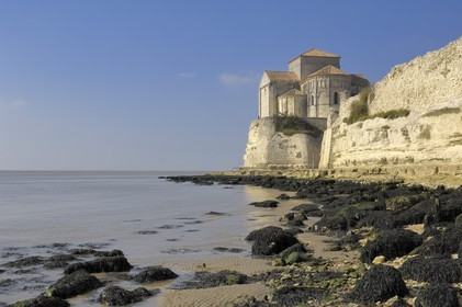 France, Charente-Maritime (17), Talmont-sur-Gironde, labelisé Les plus beaux Village de France, église Sainte-Radegonde