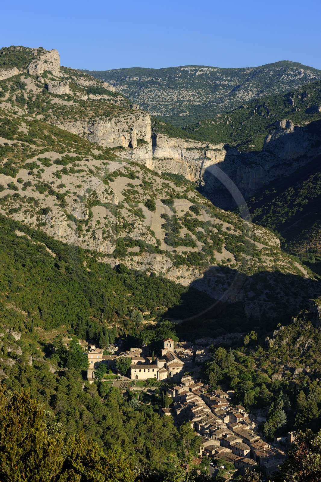 France, Hérault (34), village médiéval de Saint-Guilhem-le-Désert, labellisé Les Plus Beaux Villages de France, la combe de Gellone et le village au creux des monts de l'Infernet