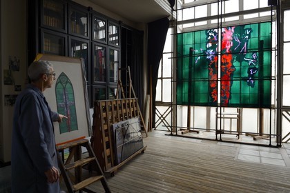 France, Marne (51), Reims, atelier Simon-Marq, maitres-verriers à Reims depuis 1640, réalisation des vitraux pour la chapelle Saint-Joseph de Reims sur des dessins de l'artiste Jean-Paul Agosti, le compagnon Alain Buisson montre les dessins originaux de Jean-Paul Agosti