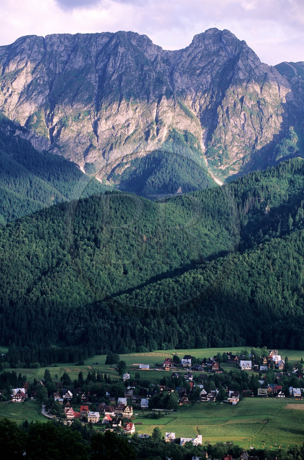 Pologne, Petite Pologne, Carpates, Zarcopane au pied du massif des Tatras et du Mont Rysy (2499m), plus haut sommet de Pologne