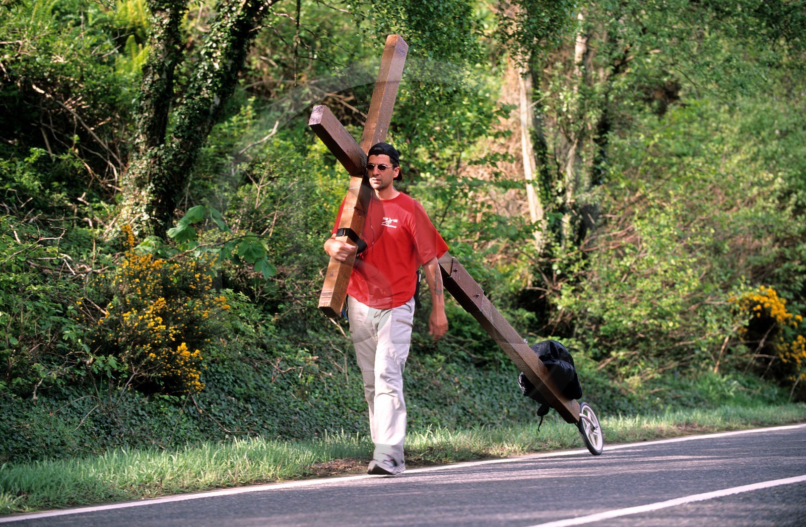 Royaume-Uni, Ecosse, région des Highlands, pénitent sur son chemin de croix traversant tout le pays