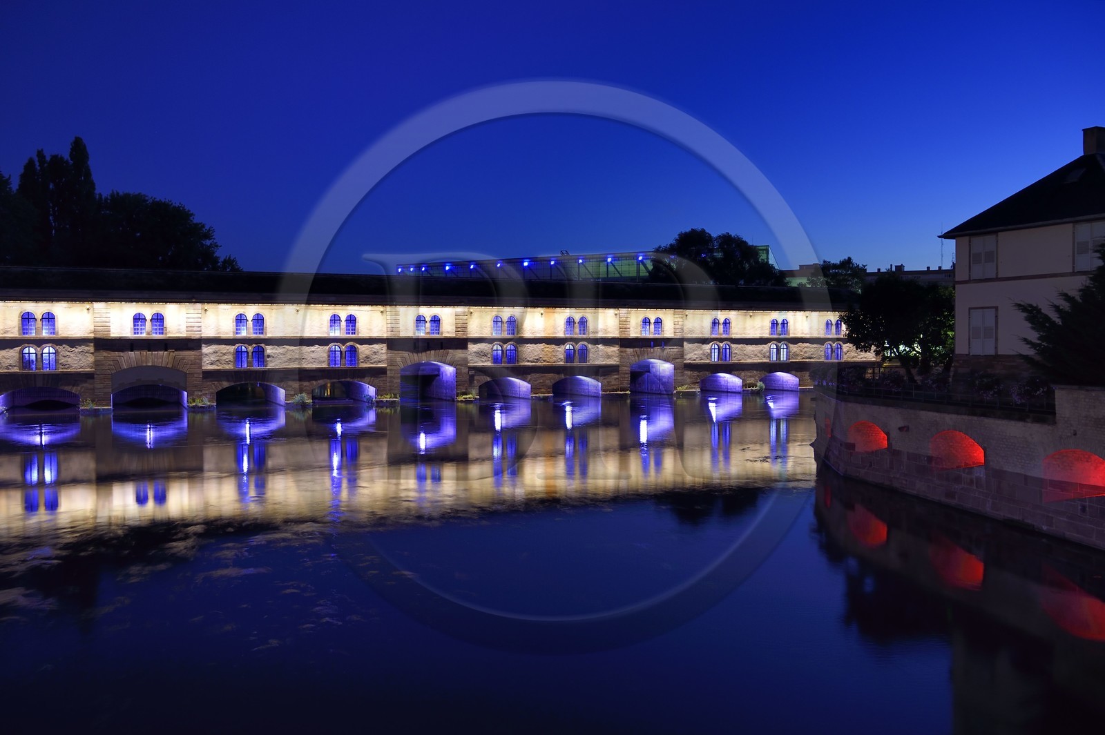 France, Bas-Rhin (67), Strasbourg, vieille ville classée au Patrimoine Mondial de l'UNESCO, quartier de la Petite France, barrage Vauban sur l'Ill, illuminations le soir