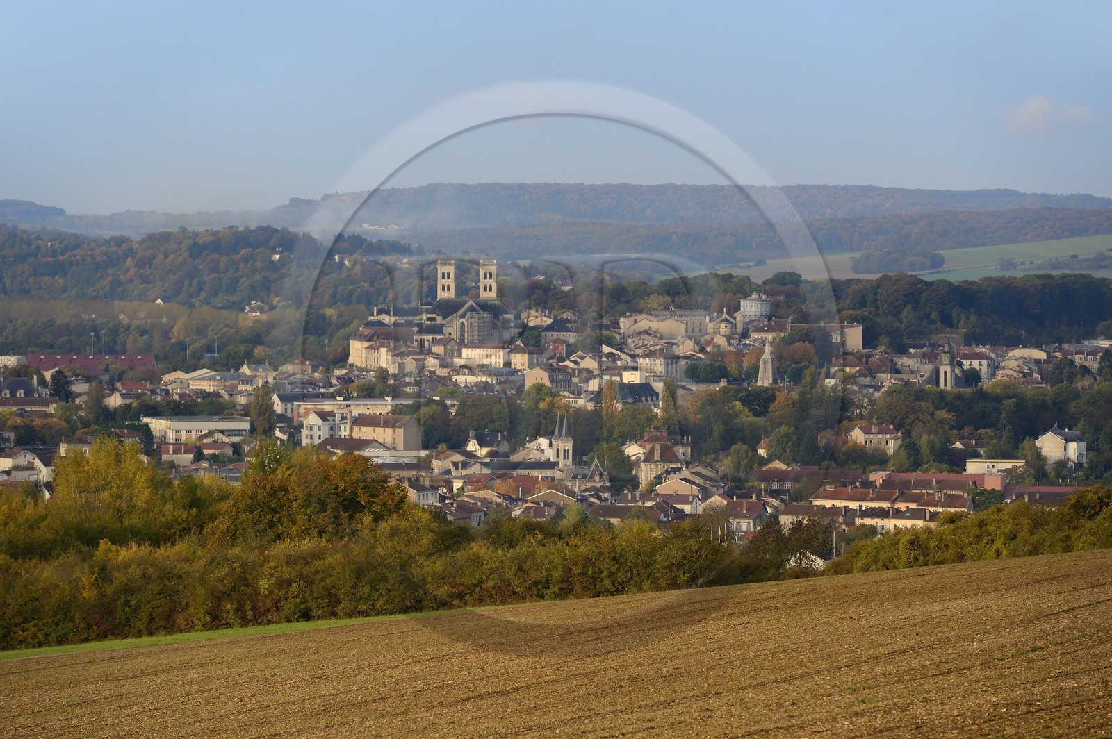 France, Meuse (55), la ville de Verdun vue d'une colline environnante