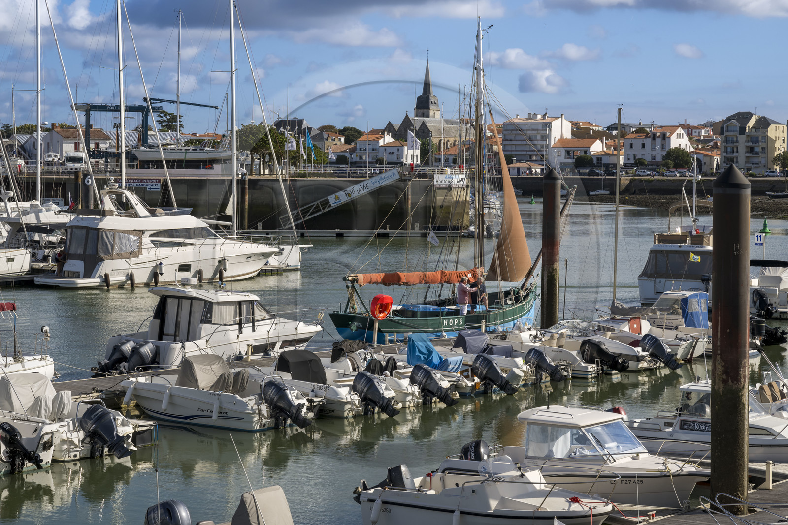 France, Vendée (85), Saint-Gilles-Croix-de-Vie, le voilier le Hope dans le port, un ancien caseyeur devenu bateau patrimoine géré par l'association Suroit, l'eglise Saint-Gilles en arrière plan