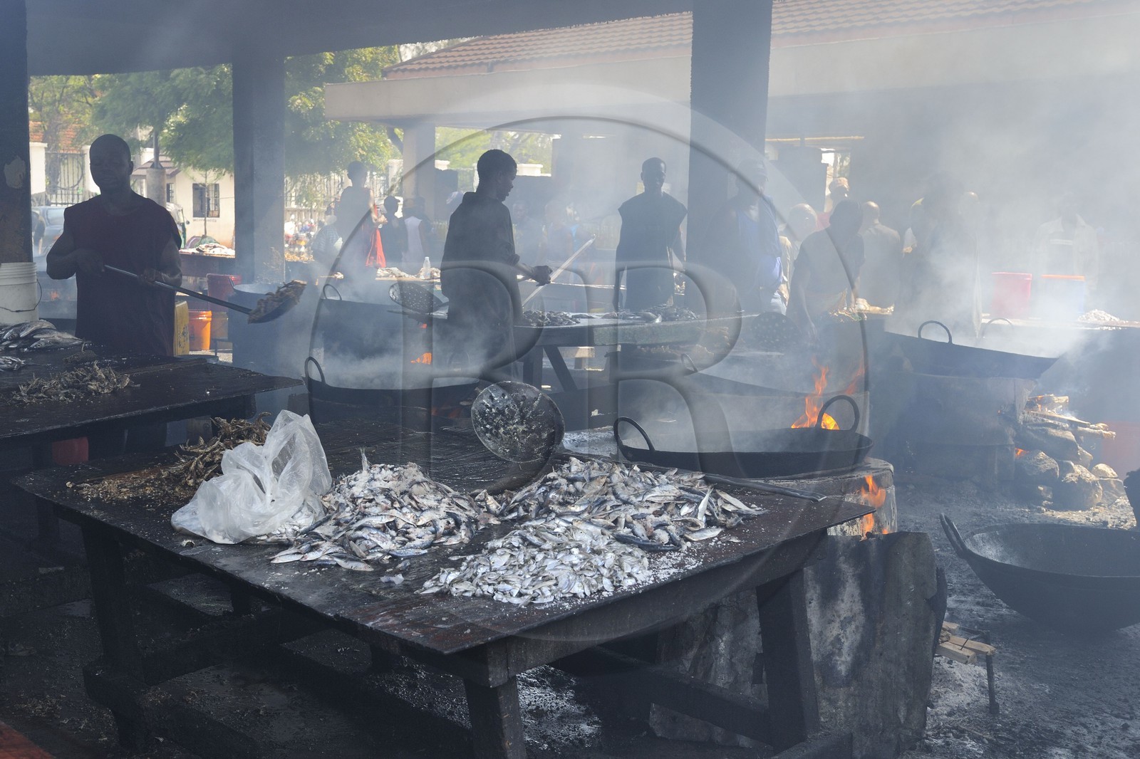 Tanzanie, Dar es-Salaam, marché aux poissons de Kivukoni, on fait frire les poissons dans des vasques métalliques abondamment remplies d'huile avant de le revendre à travers la ville
