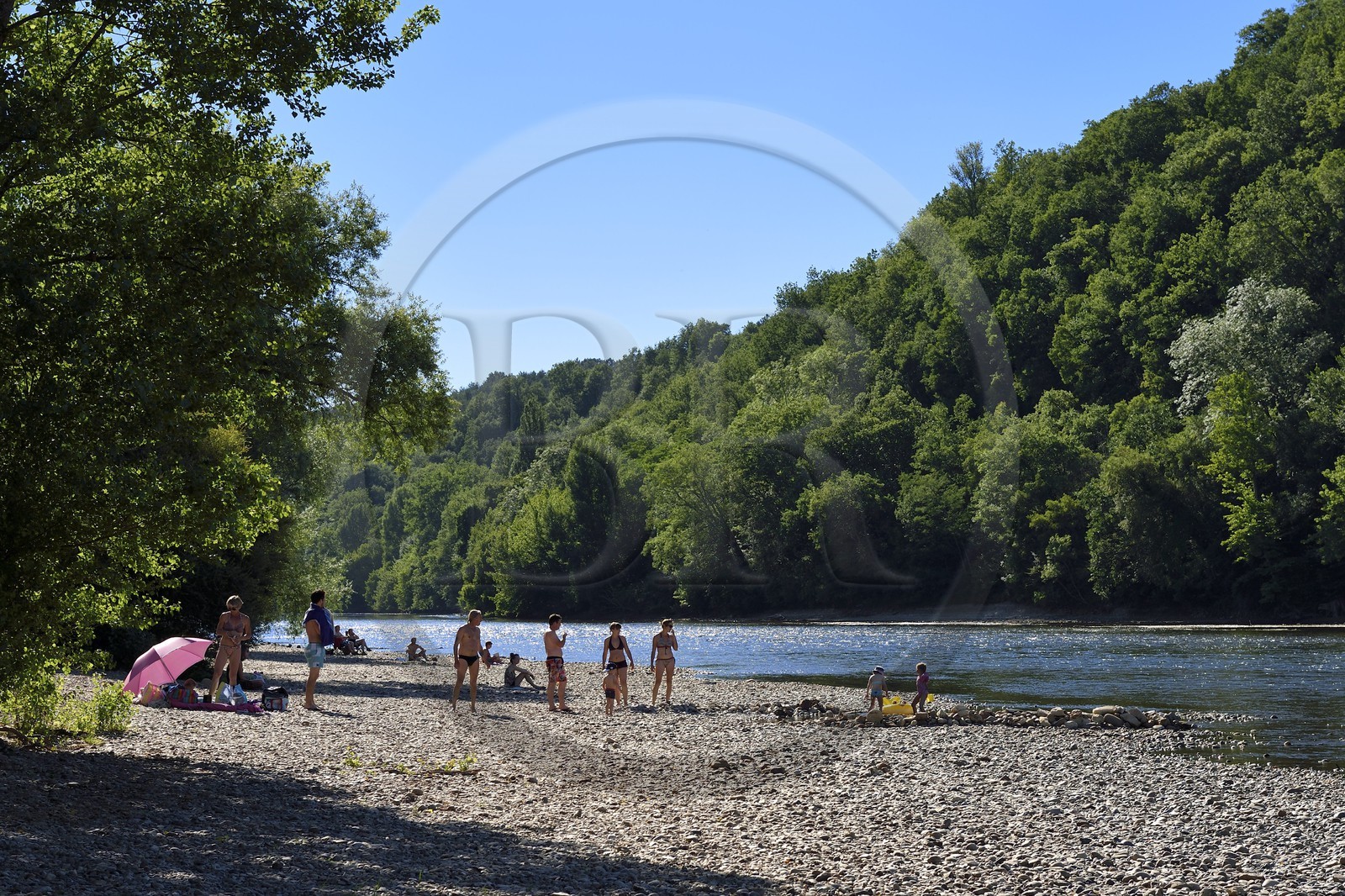 France, Dordogne (24), Périgord Noir, vallée de la Dordogne, Limeuil, labellisé Les Plus Beaux Villages de France, plage en bordure de la Dordogne