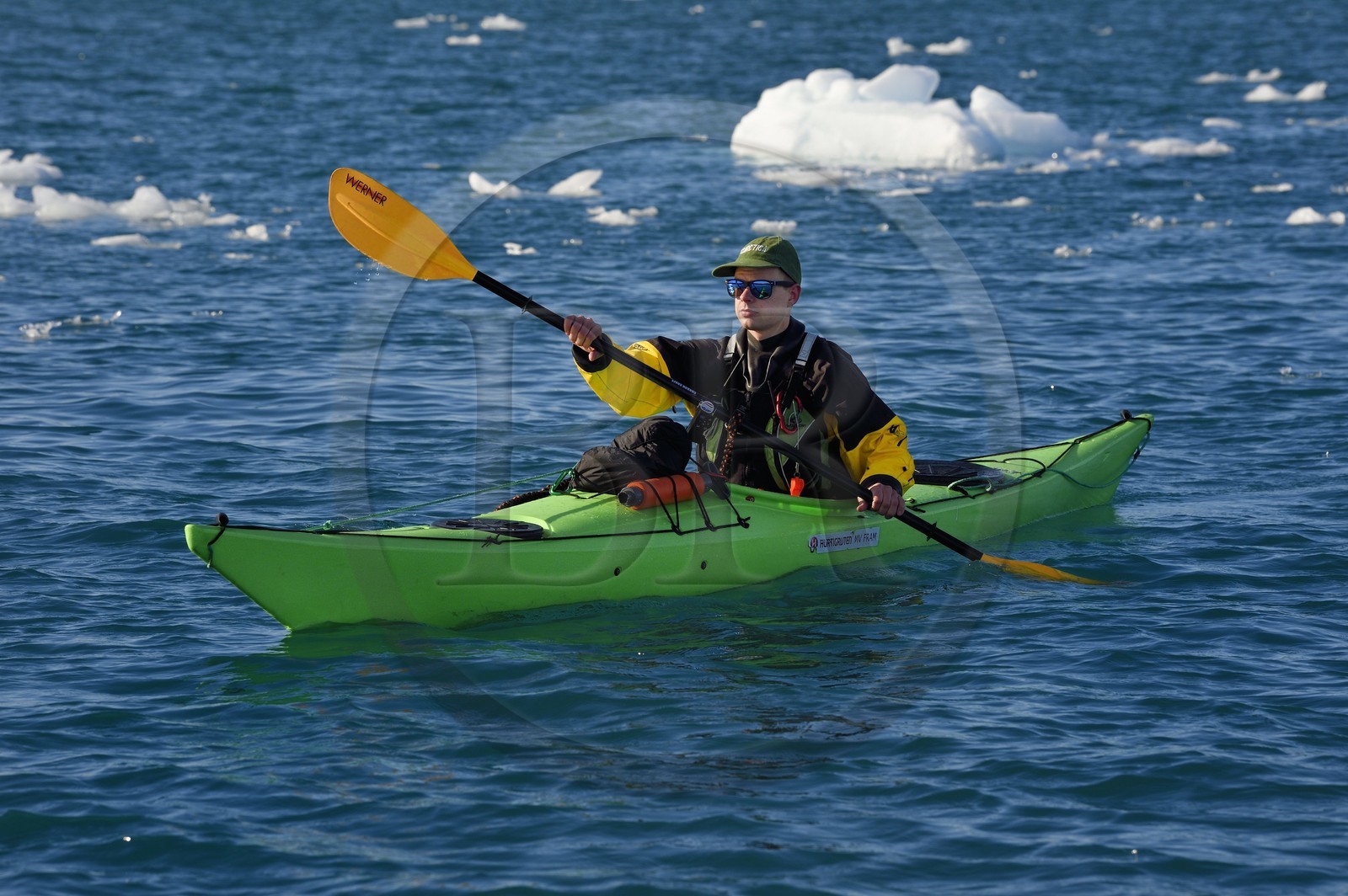 Groenland, cote ouest, baie de Disko, baie de Quervain, kayak progressant au milieu des icebergs