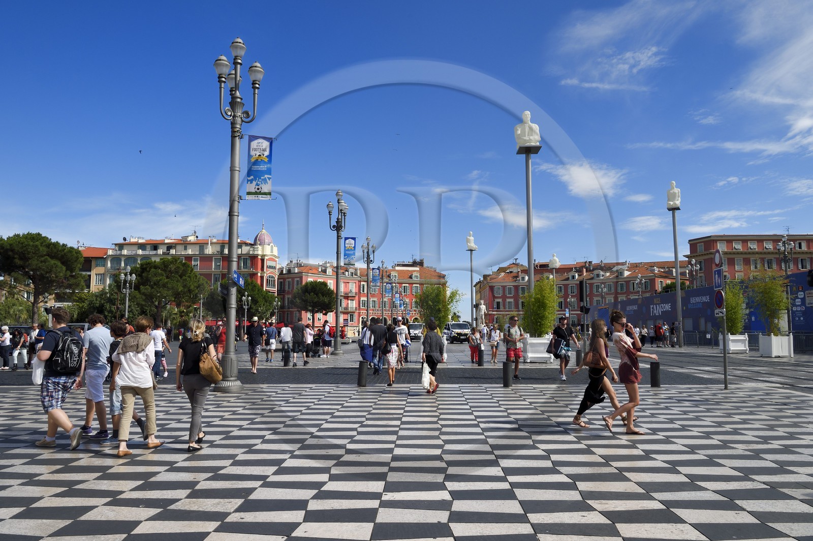 France, Alpes-Maritimes (06), Nice, quartier du Vieux Nice, place Masséna, statues de Jaume Plensa