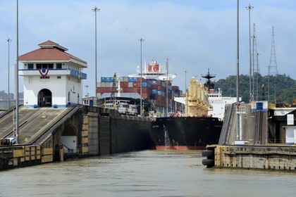 Panama, Canal de Panama, écluses de Pedro Miguel, mules mécaniques ou locomotives électriques guidant un cargo Panamax entre les murs de l'écluse