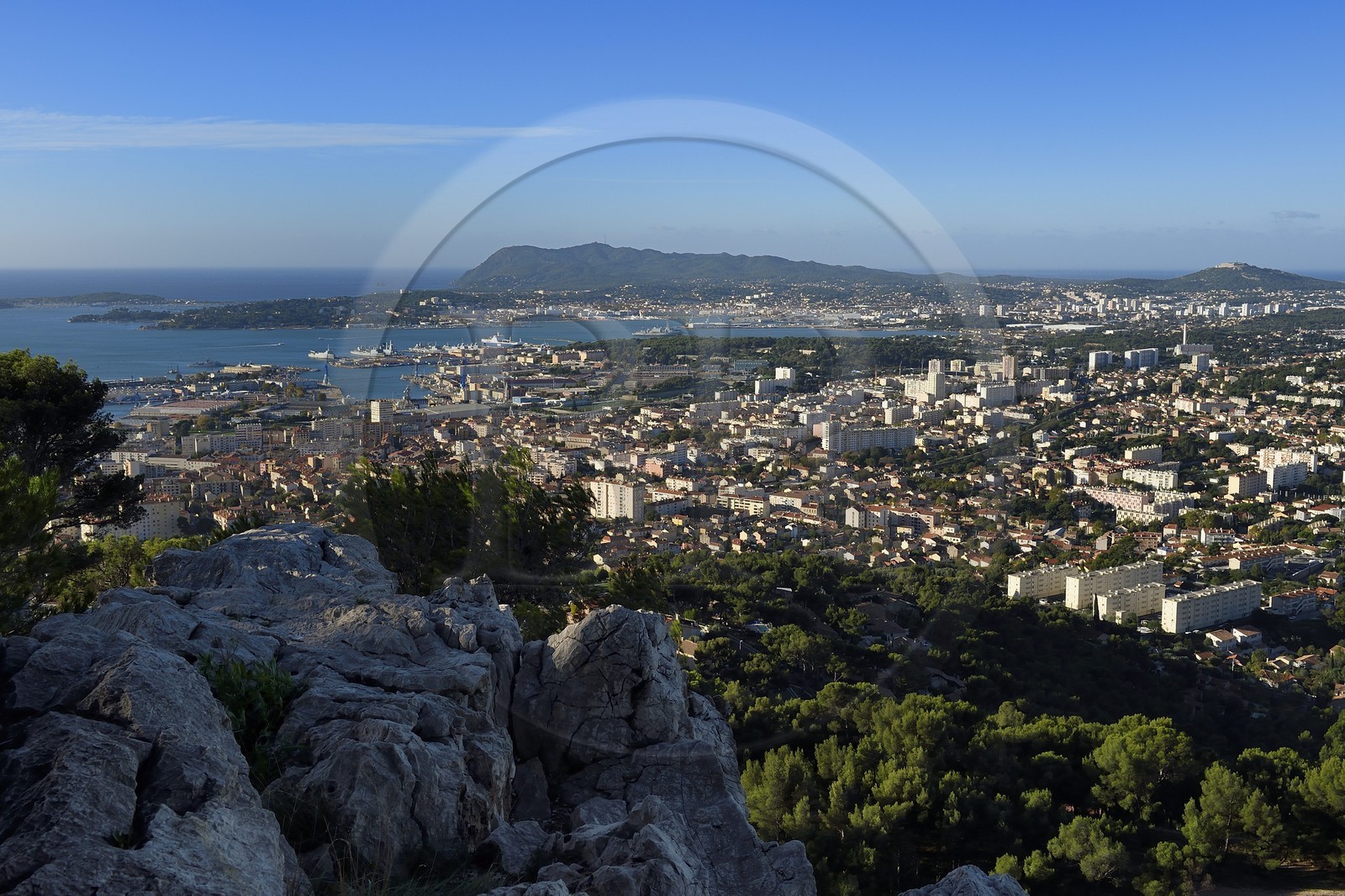 France, Var (83), Toulon, la rade depuis le Mont Faron, la presqu'Ile de Saint-Mandrier et le Cap Sicié en arrière plan
