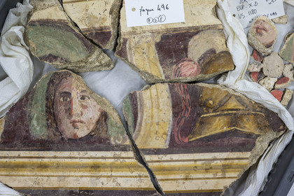 France, Bouches-du-Rhône (13), Arles, musée départemental Arles antique, salle d’étude du service archéologie, recherches des fouilles du site de l'ancienne verrerie de Trinquetaille sur la rive droite du Rhone, fragments d'une peinture murale à fresque d'un masque et d'un casque du décor d'une pièce de la maison de la harpiste (entre 70 et 50 av. J.-C.)