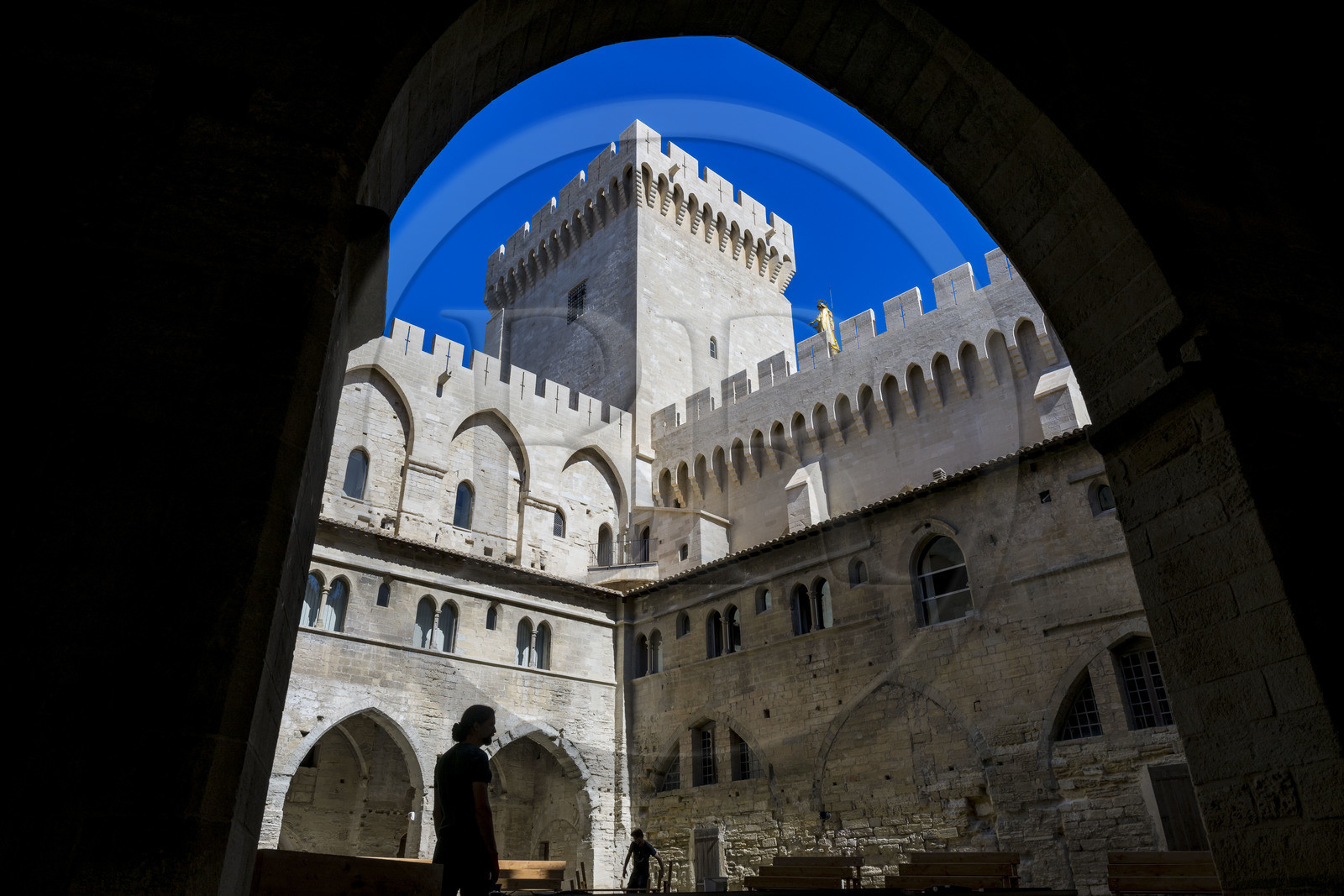 France, Vaucluse (84), Avignon, Palais des Papes classé Patrimoine mondial de l'UNESCO, la Cour du cloitre dans le vieux palais et la tour de la Campane