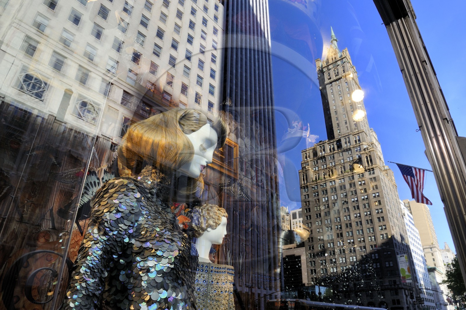 Etats-Unis, New York, Manhattan, reflet d'un gratte-ciel dans la vitrine dédiée à Alexander Mc Queen de la boutique Bergdorf Goodman sur la 5ème avenue