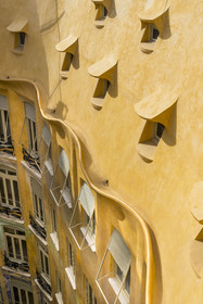 Espagne, Catalogne, Barcelone, quartier de l'Eixample, Passeig de Gracia, Pedrera ou Casa Mila (1905-1910) de l'architecte du modernisme catalan Antoni Gaudi, site classé au Patrimoine Mondial de l'UNESCO, la cour intérieure de l'édifice vue depuis le toit