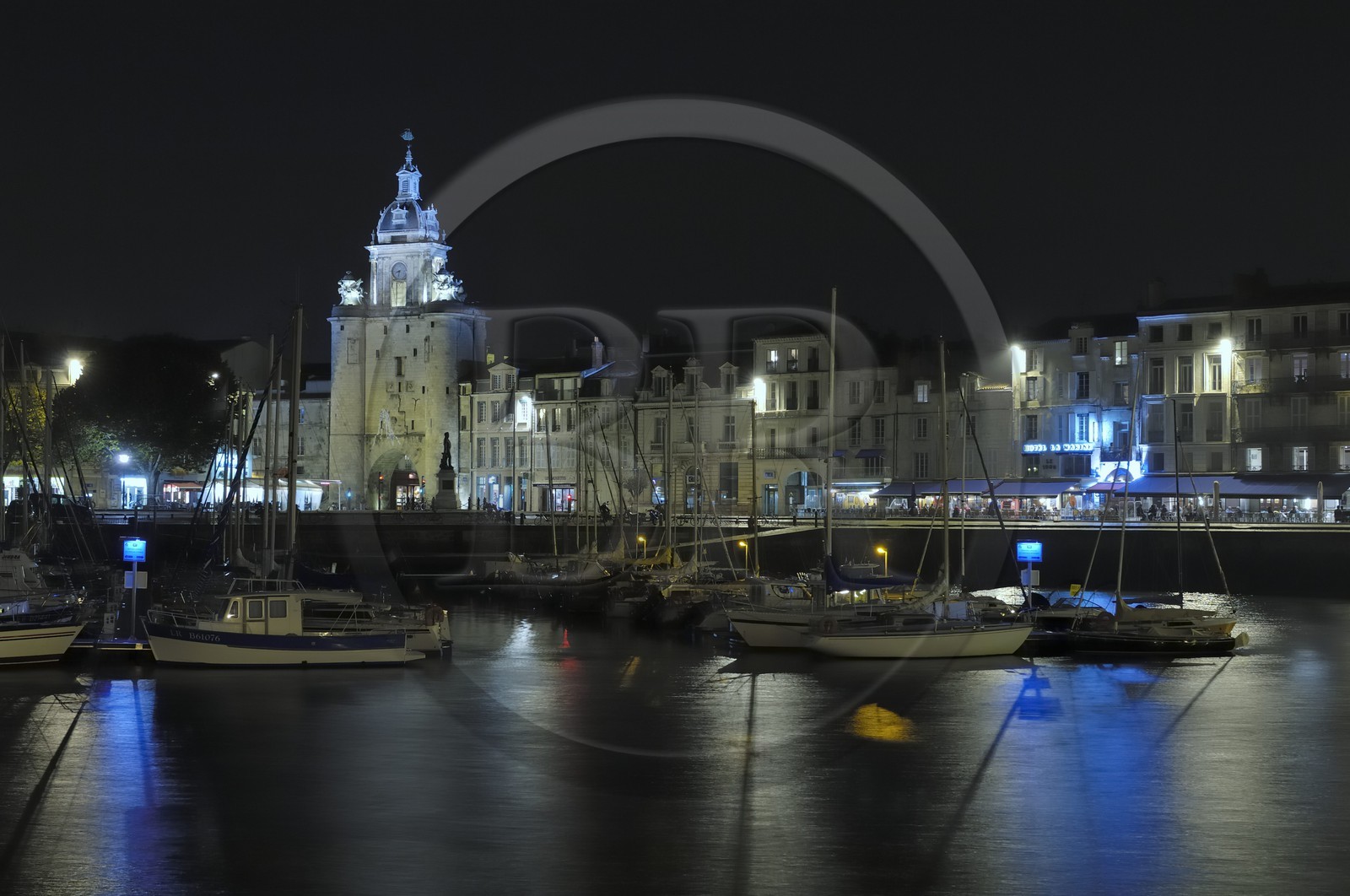 France, Charente-Maritime (17), La Rochelle, le Vieux Port, la Porte de la Grosse Horloge au bout du quai Duperré