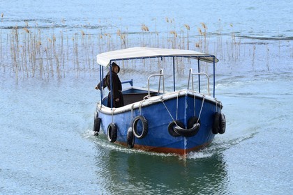 Croatie, Dalmatie, Parc national de Krka où la rivière Krka devient le lac de Visovac, Frère Stojan du monastère franciscain de l’îlot Visovac