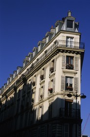 France, Paris (75), quartier du canal Saint-Martin, immeuble haussmannien populaire