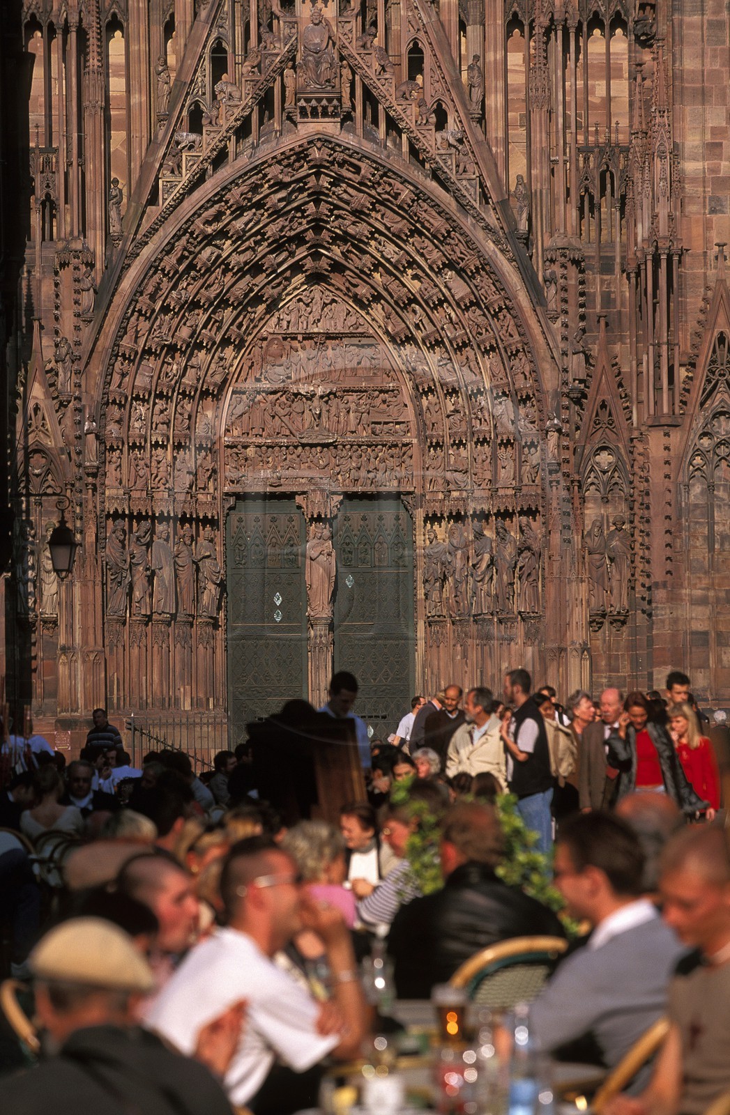 France, Bas-Rhin (67), Strasbourg, vieille ville classée au Patrimoine Mondial de l'UNESCO, terrasse de café et le portail central de la cathédrale Notre-Dame