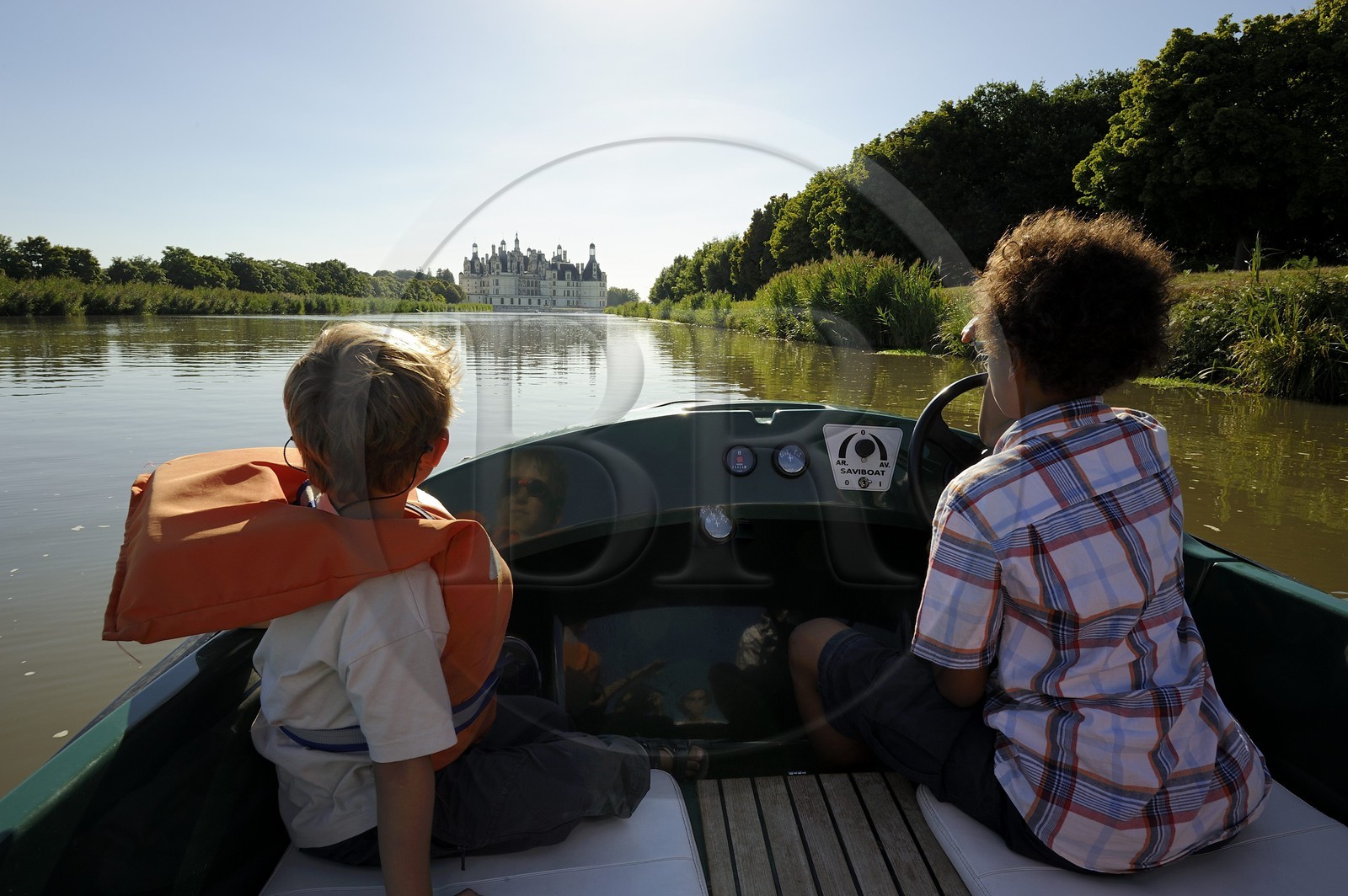 France, Loir et Cher (41), Vallée de la Loire classée Patrimoine Mondial de l' UNESCO, château de Chambord, découverte en barque électrique