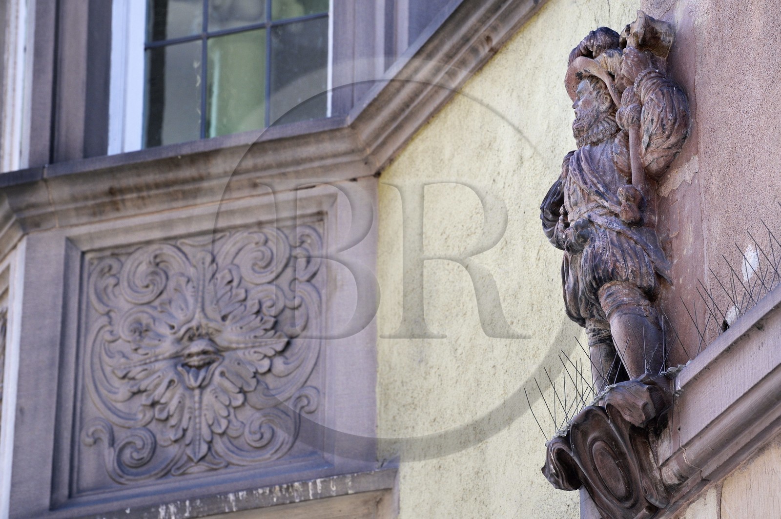 France, Bas-Rhin (67), Strasbourg, vieille ville classée au Patrimoine Mondial de l'UNESCO, immeuble au 5 rue des Hallebardes, statue d'un Lansquenet, fantassin allemand du XV et XVIème siècle