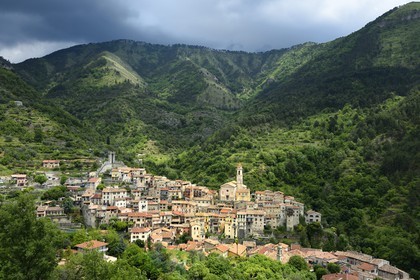 France, Alpes-Maritimes (06), le village perché de Lucéram, la tour du 14e siècle à gauche et l'église Sainte-Marguerite sur la droite