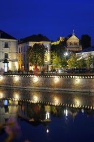 France, Vosges (88), Epinal, le quai Jules Ferry le long de la Moselle et la basilique Saint-Maurice au fond