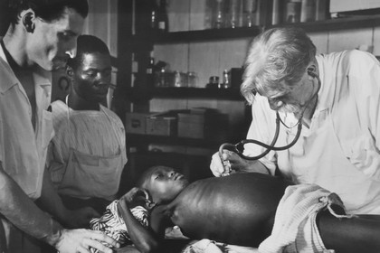 Gabon, Moyen-Ogooué Province, Lambaréné, Albert Schweitzer Hospital, Albert Schweitzer with Dr. Percy and nurse Pierre Piebye listening to a patient's chest (archive picture)