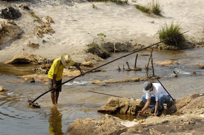 Brazil, Minas Gerais state, Diamantina, garimpero, gold prospecter in a river (Gold Route, Estrada Real)