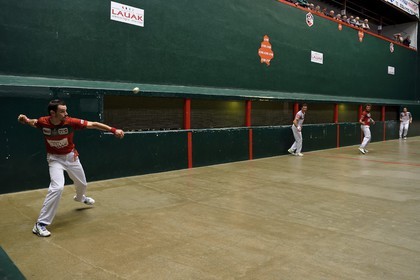 France, Pyrénées-Atlantiques (64), Pays-Basque, Saint-Jean-Pied-de-Port, trinquet Garat, traditionnelle partie de Pelote basque à main nue pour la coupe des Chasseurs