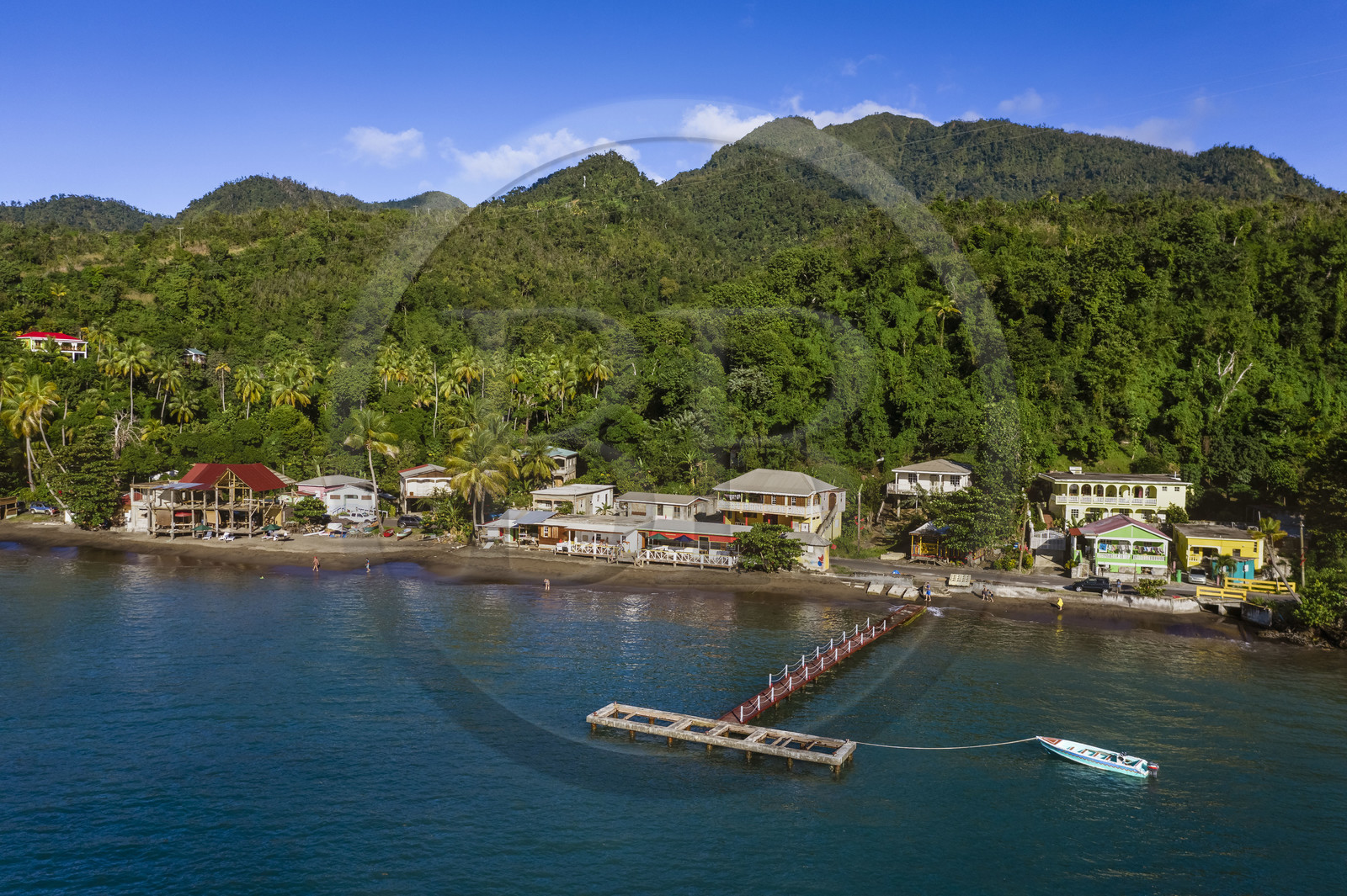 Caraïbes, Ile de la Dominique, Toucari Bay au nord de Portsmouth (vue aérienne)