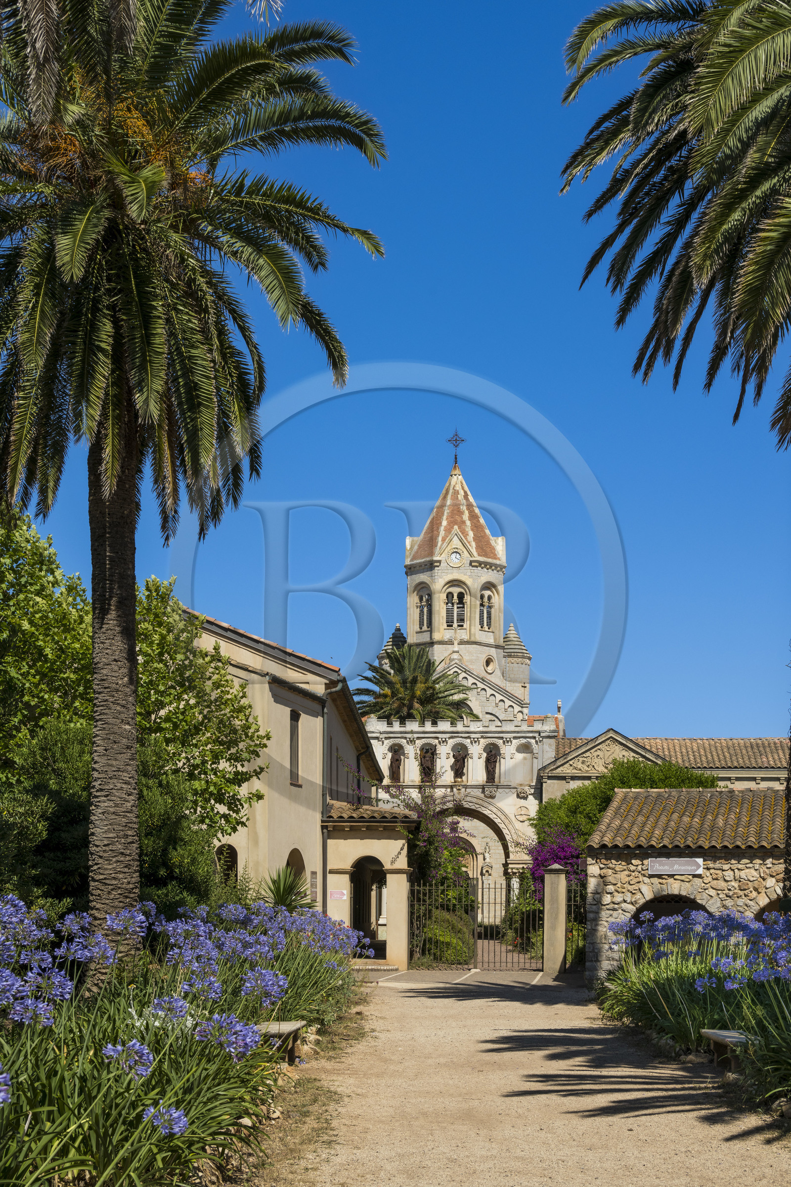 France, Alpes-Maritimes (06), Cannes, Iles de Lérins, Ile de Saint-Honorat, Abbaye de Lérins, l'église abbatiale du monastère