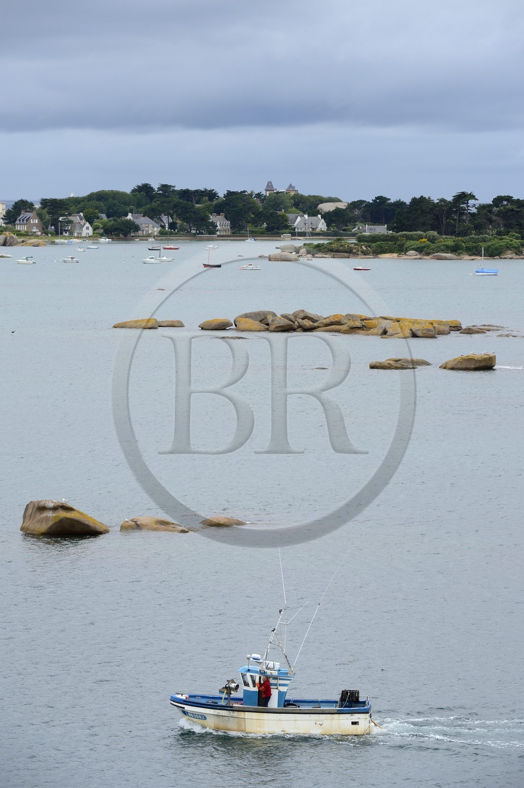 France, Côtes-d'Armor (22), Côte de Granit Rose, Trégastel, bateau de pêche