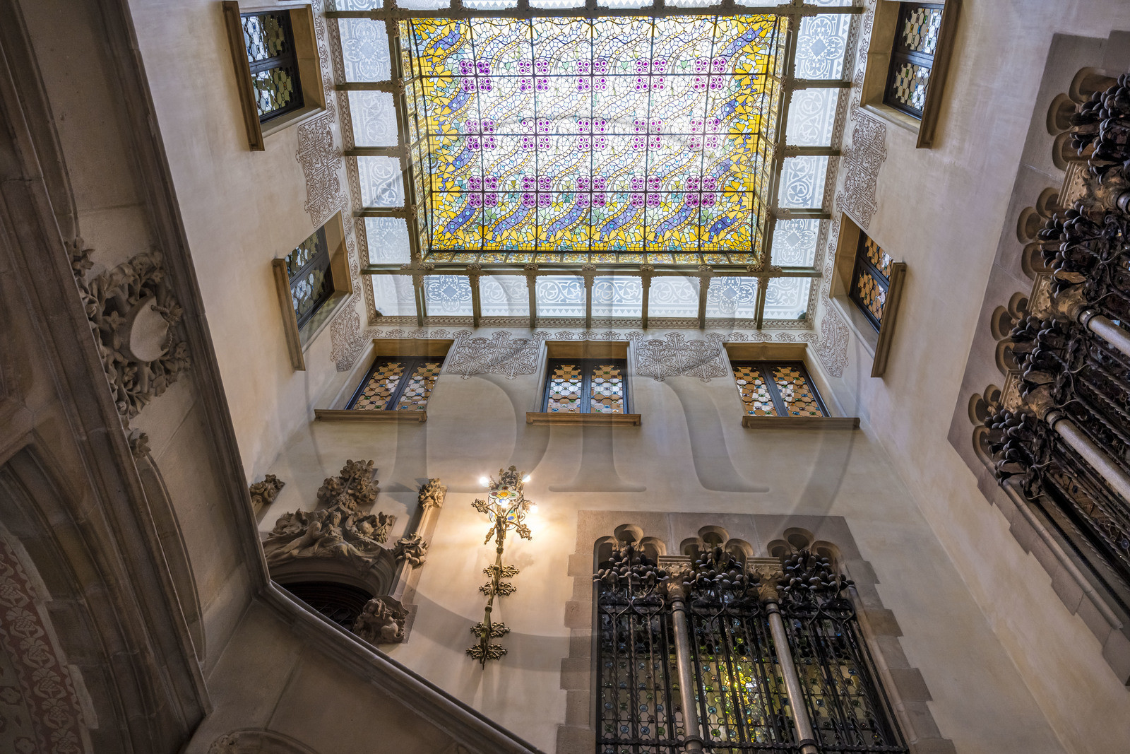 Espagne, Catalogne, Barcelone, quartier de l'Eixample, Passeig de Gracia, Casa Amatller de l'architecte du modernisme catalan Josep Puig i Cadafalch, l'entrée principale sous la grande verrière