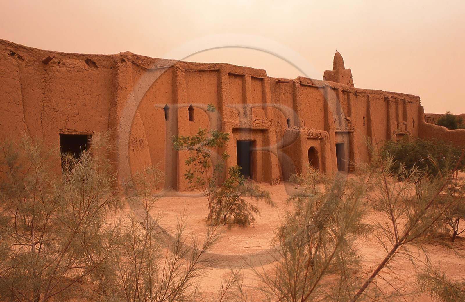 Mali, Tombouctou, la mosquée de Djingareyber classée Patrimoine Mondial de l'UNESCO, la plus grande mosquée de Tombouctou pendant une tempete de sable