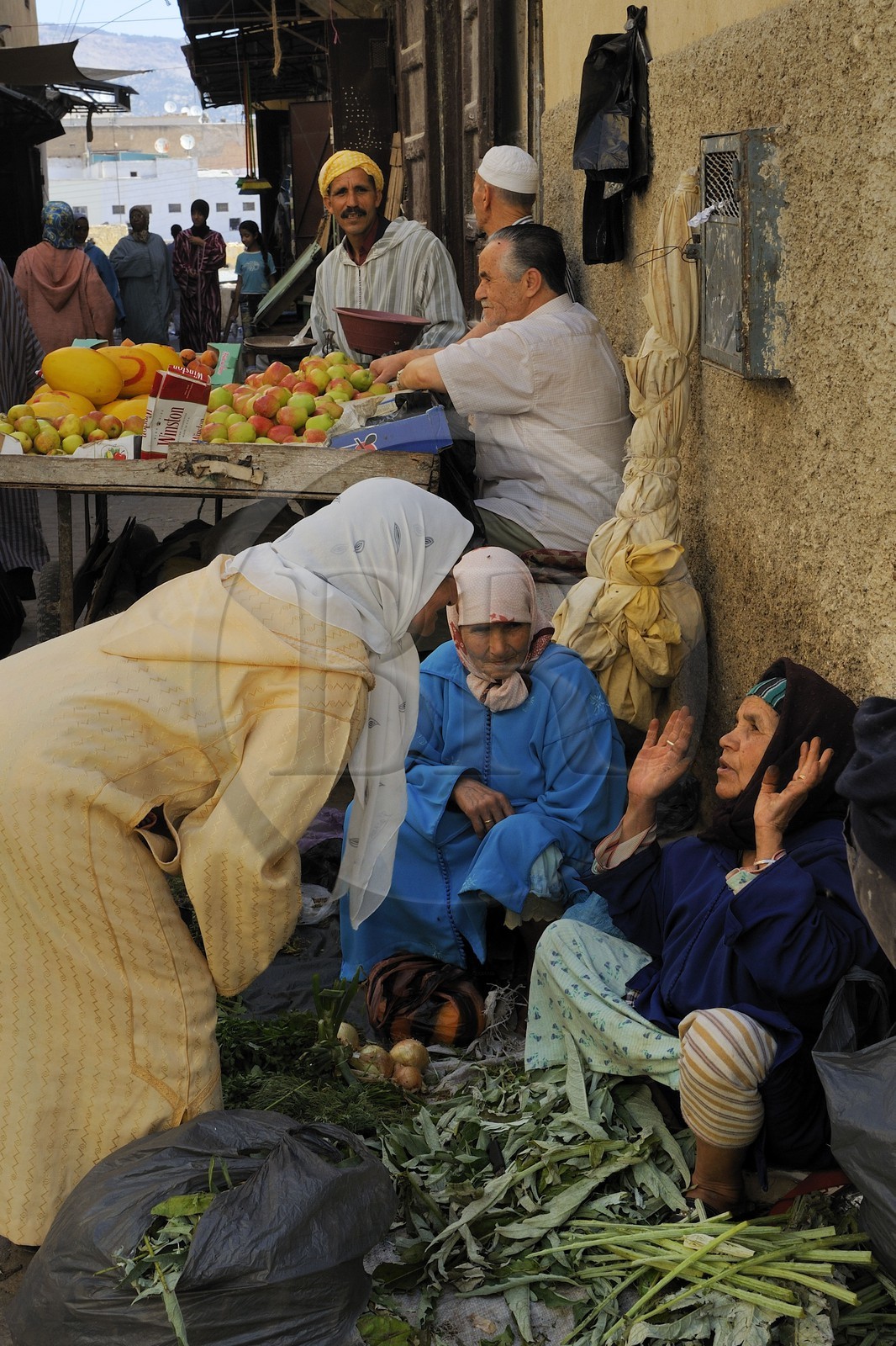 Maroc, Moyen Atlas, Fès, ville impériale, médina classée Patrimoine Mondial de l'UNESCO, Fès el Bali, quartier des Andalous, petits commerces de fruits et légumes