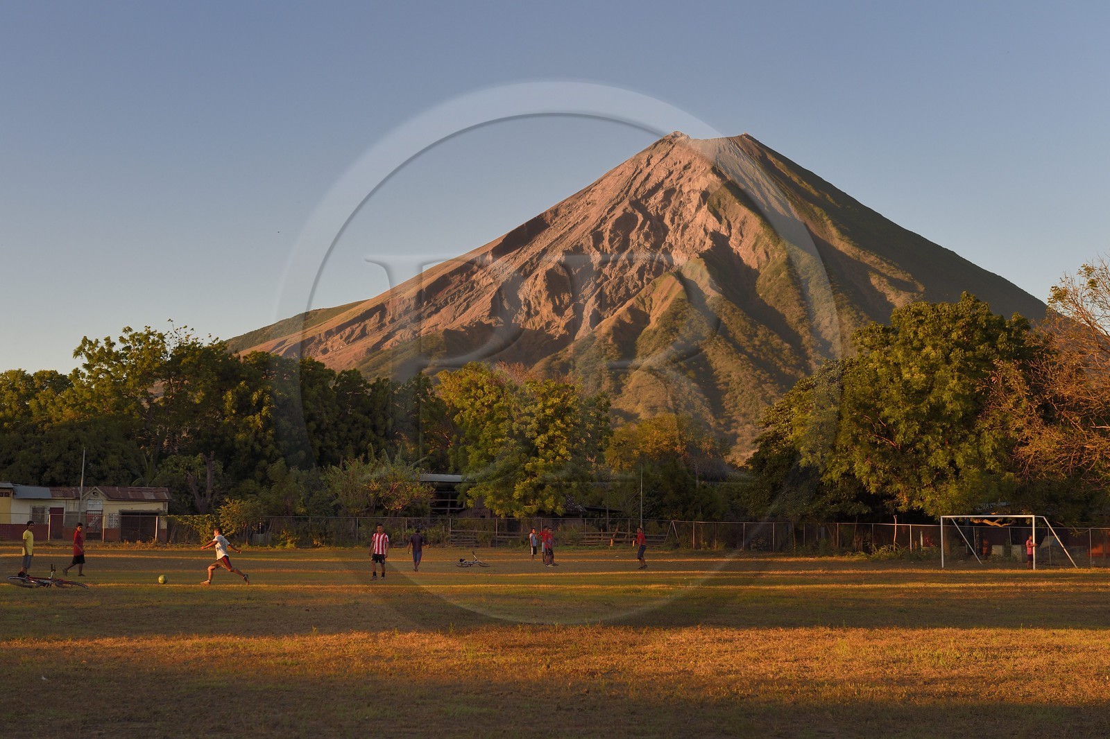 Nicaragua, Ile d'Ometepe sur le lac Nicaragua, match de football sous le volcan Conception (1610 m) toujours en activité