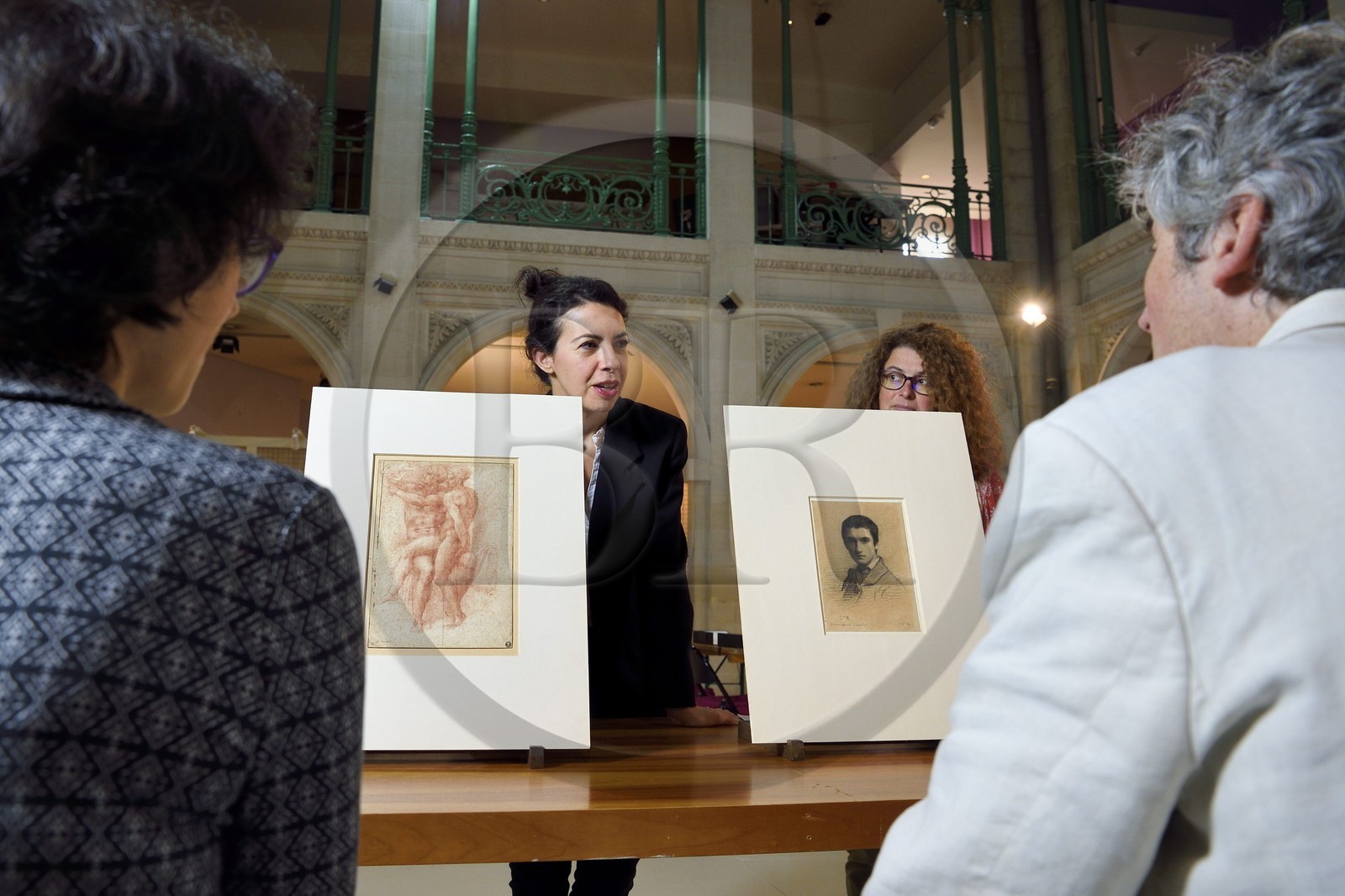France, Pyrénées-Atlantiques (64), Pays-Basque, Bayonne, musée Bonnat-Helleu, musée des Beaux-Arts, présentation par Marie Clarac du dessin de Michel-Ange étude pour le groupe Adam et Eve de la chapelle Sixtine à gauche et autoportrait de Bonnat à 17 ans à droite