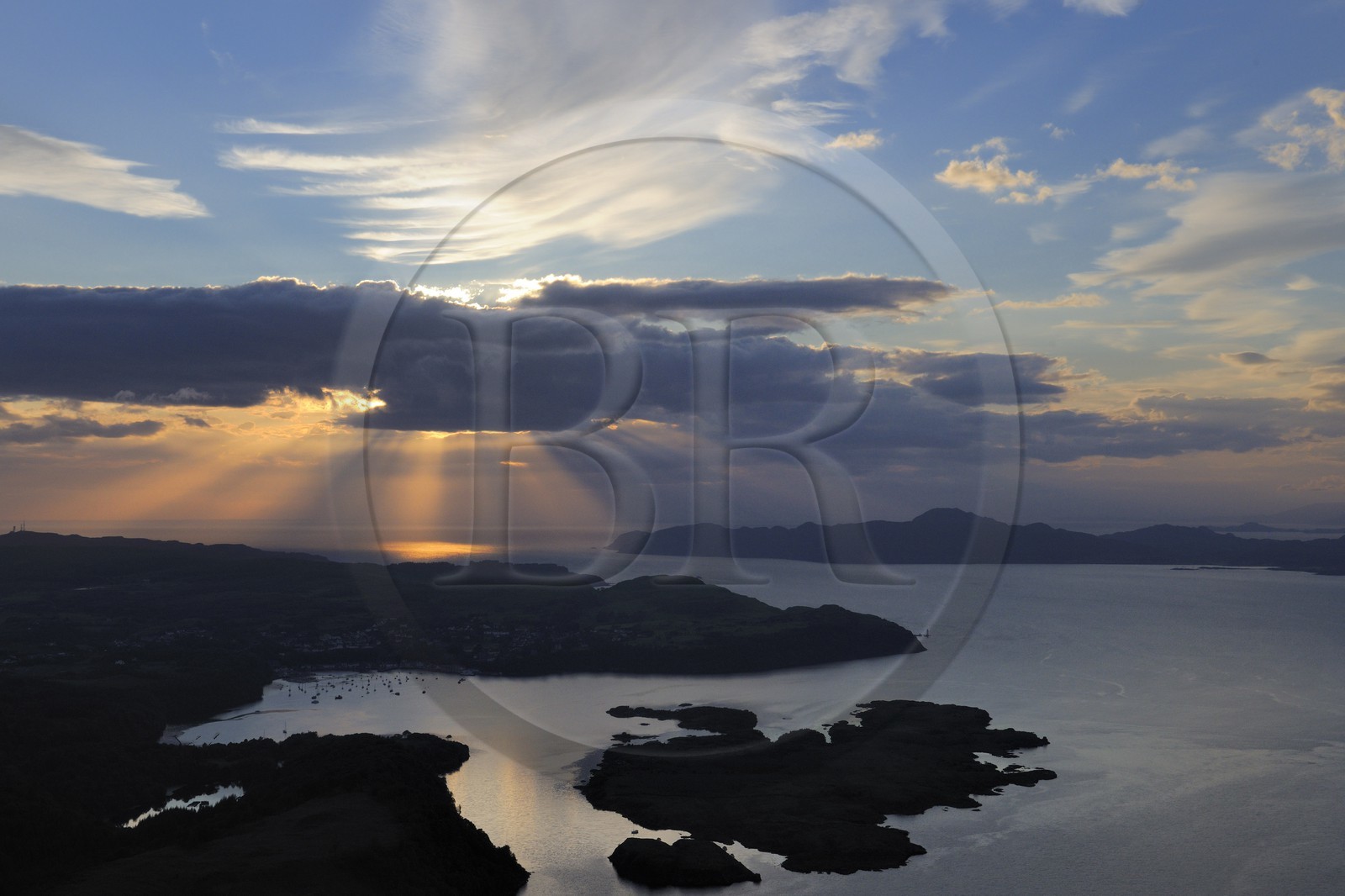 Royaume-Uni, Ecosse, Highland, Hébrides intérieures, Ile de Mull, Tobermory et la côte Nord (vue aérienne)